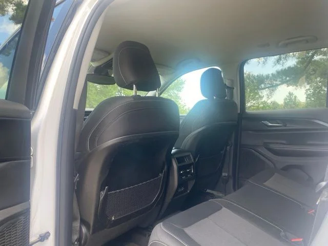 Used 2024 White/off-white Jeep Laredo image 15