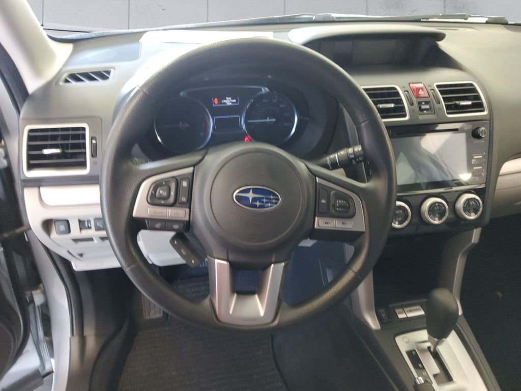 Used 2018 Silver Subaru 2.5i Premium image 9