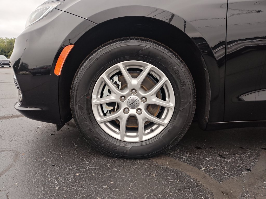 Used 2024 Black Chrysler Touring L image 10