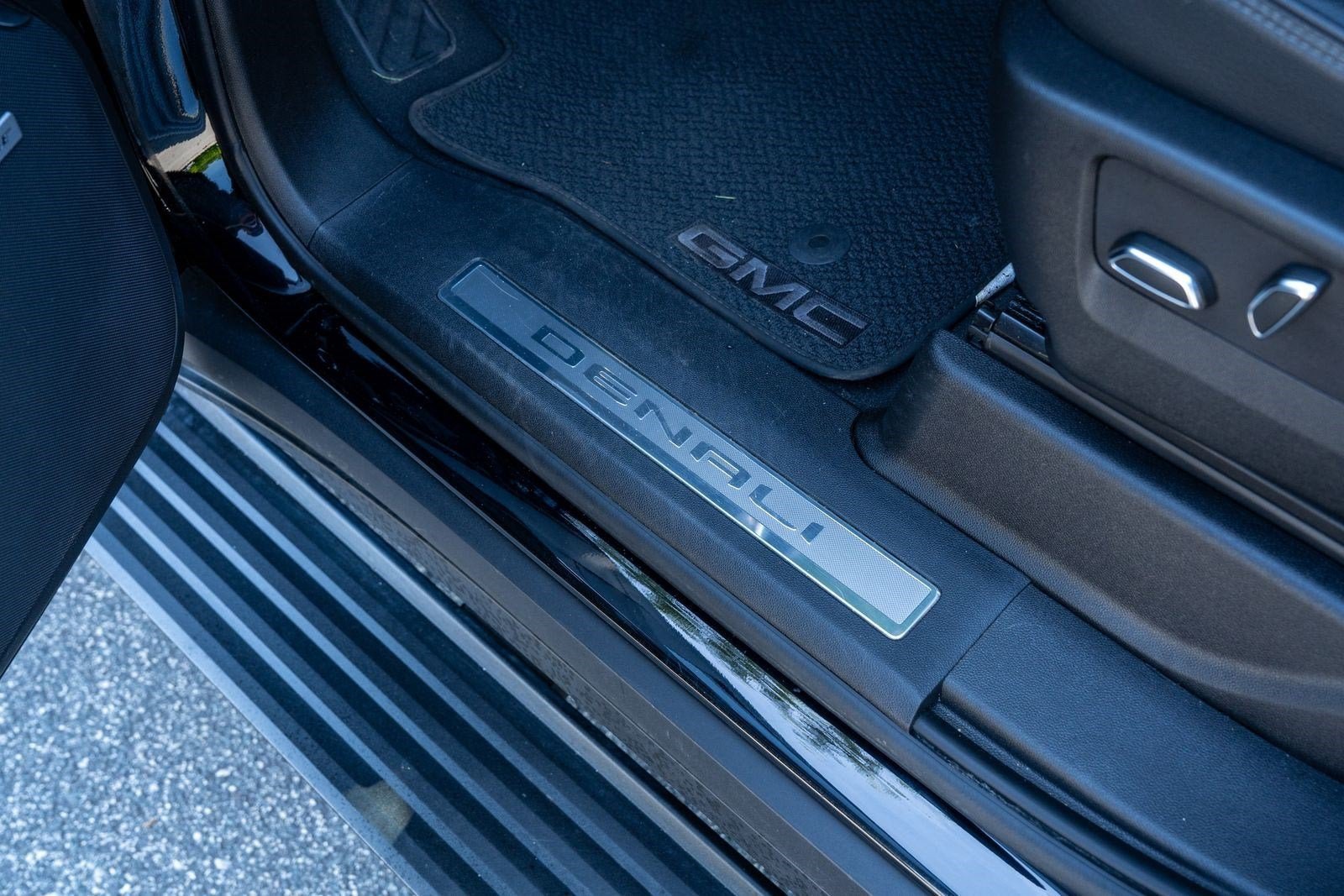 Used 2024 Onyx Black GMC Denali image 19