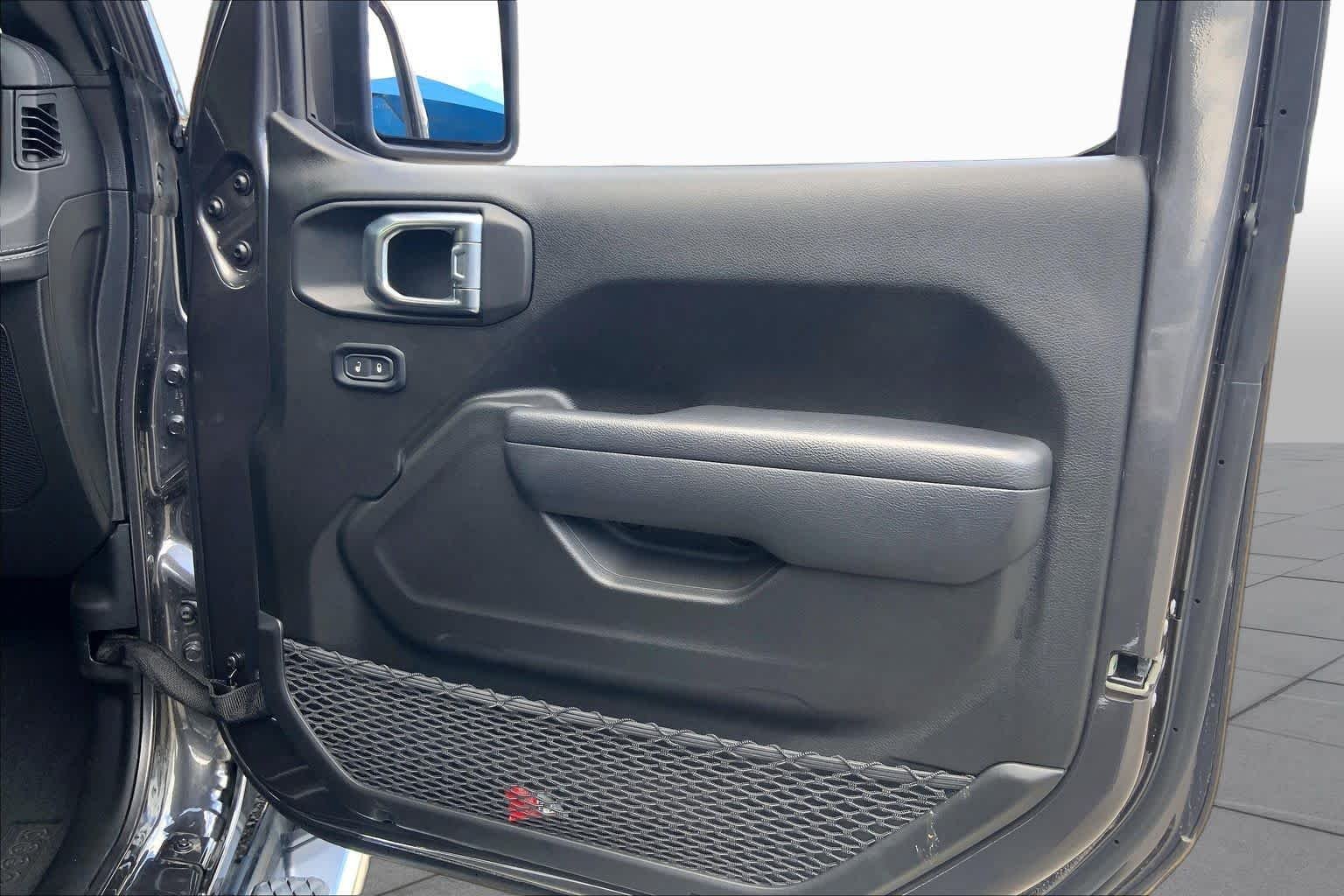 Used 2025 Granite Crystal Metallic Clearcoat Jeep Mojave image 23