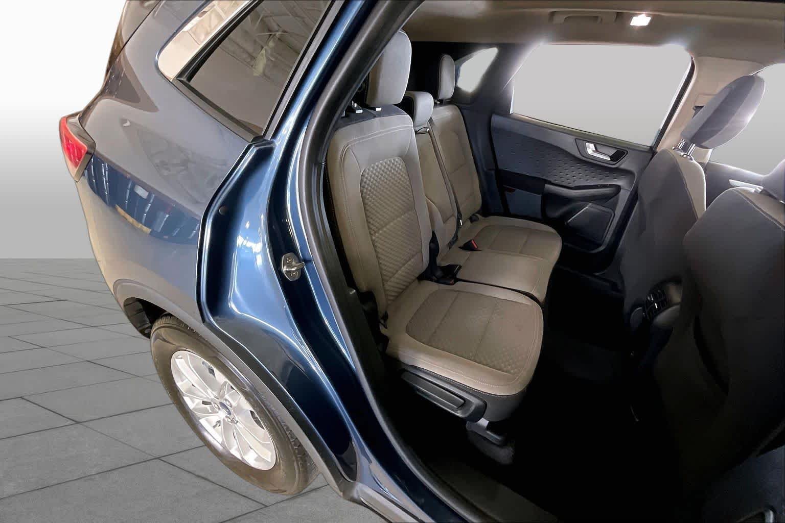 Used 2020 Blue Metallic Ford SE image 18