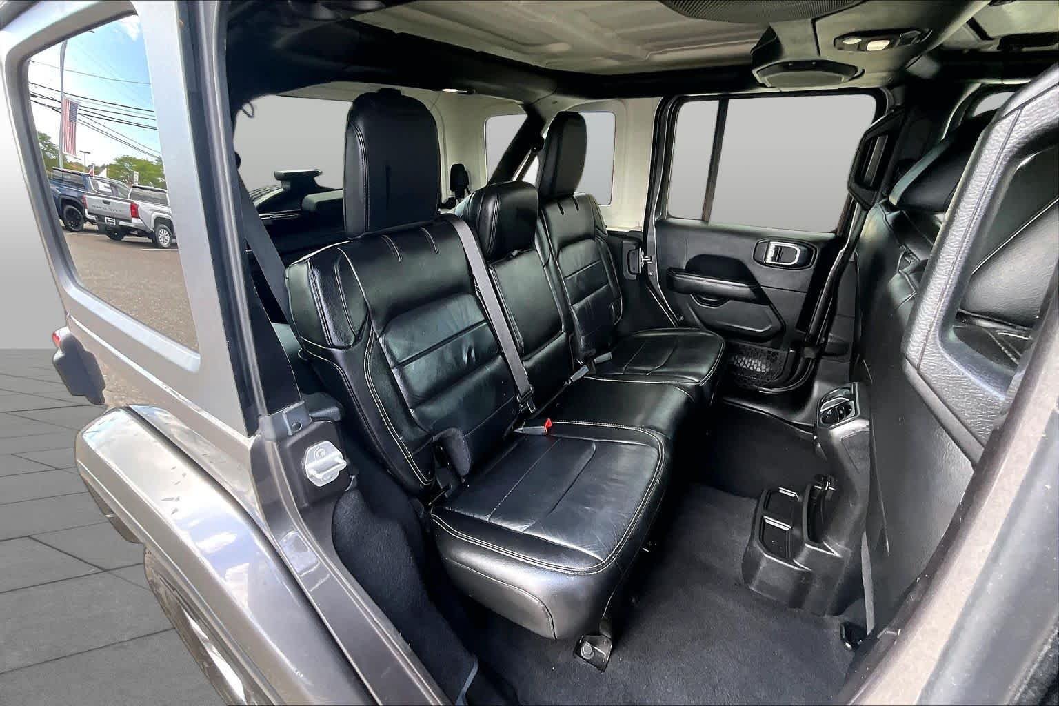 Used 2018 Granite Crystal Metallic Clearcoat Jeep Sahara image 19