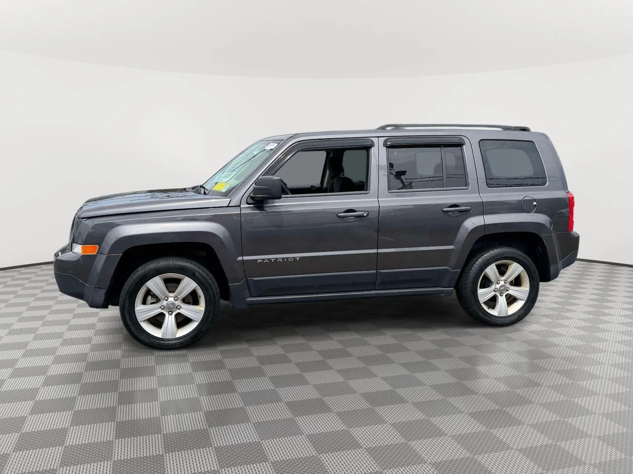 Used 2015 Granite Crystal Metallic Clearcoat Jeep Latitude image 5