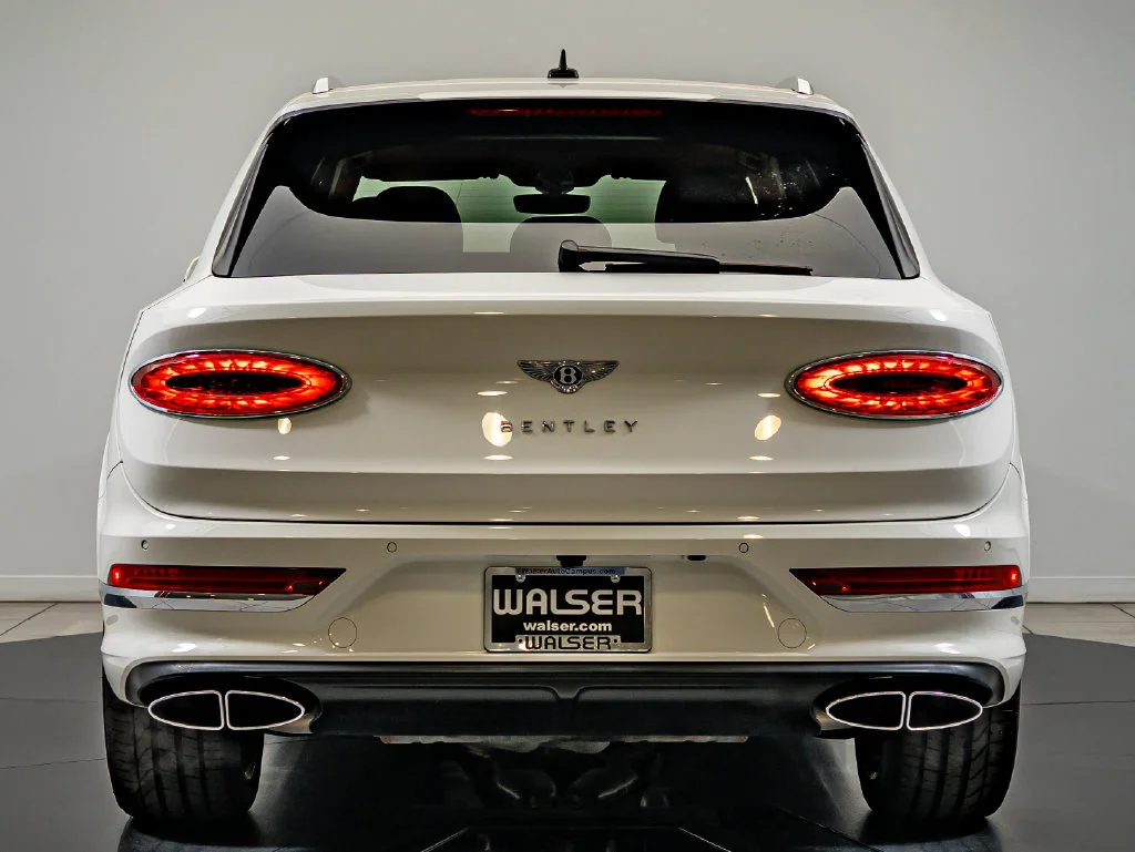 Used 2022 White Bentley V8 image 6