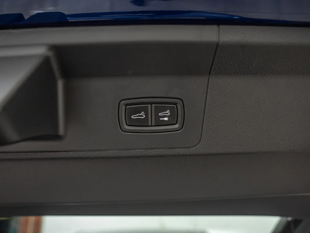 Used 2025 Gentian Blue Metallic Porsche  image 43
