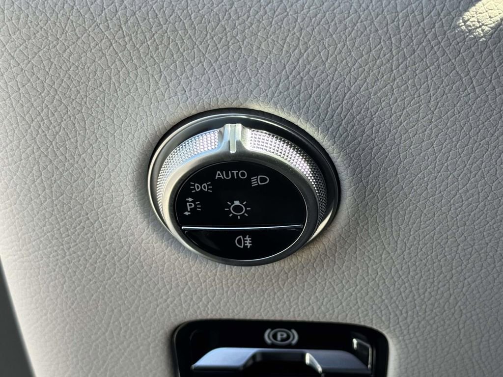 New 2026 Polar White Mercedes-Benz GLC 300 image 19
