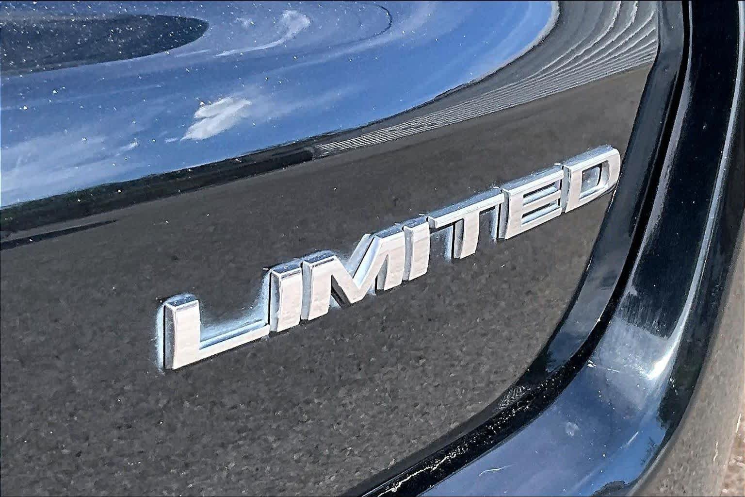 Used 2019 Diamond Black Crystal Pearlcoat Jeep Limited image 9