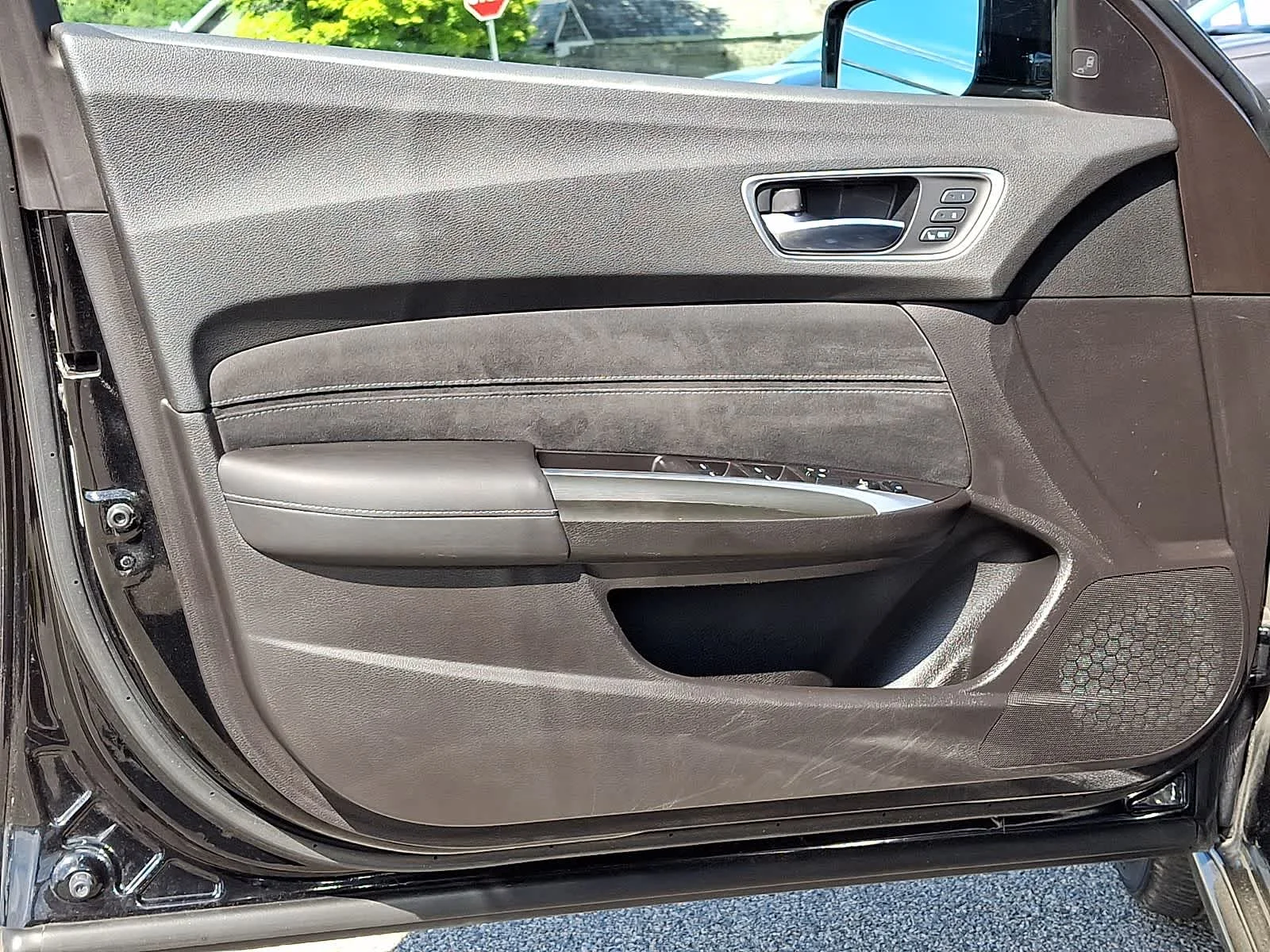 Used 2018 Black Acura  image 14