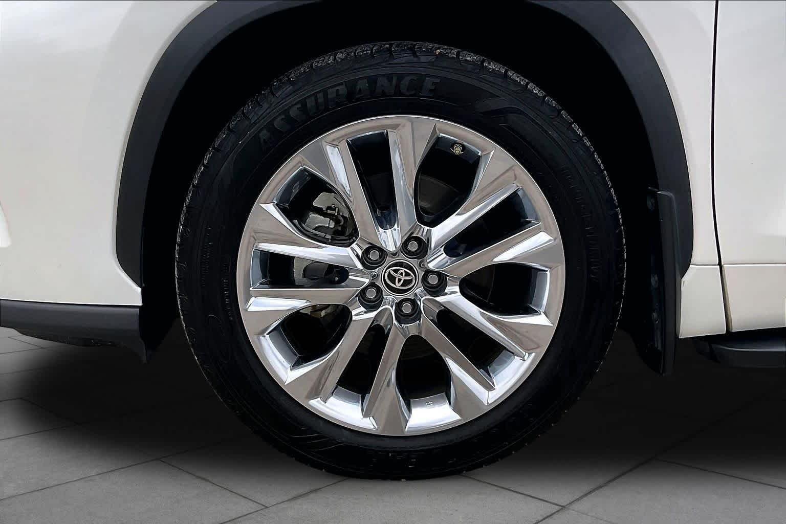 Used 2020 Blizzard Pearl Toyota Limited image 10
