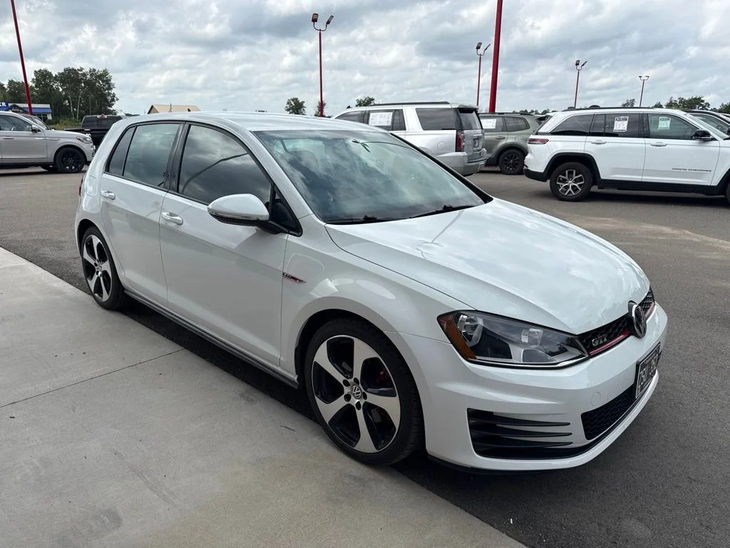 Used 2017  Volkswagen S image 8