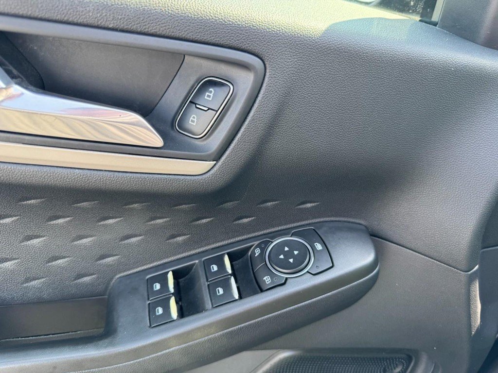 Used 2020 Gray Ford SE image 15