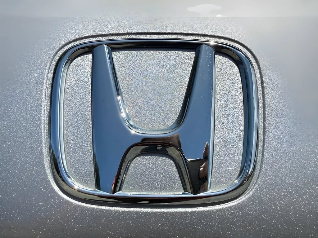 Certified Used 2023 Lunar Silver Metallic Honda LX image 35