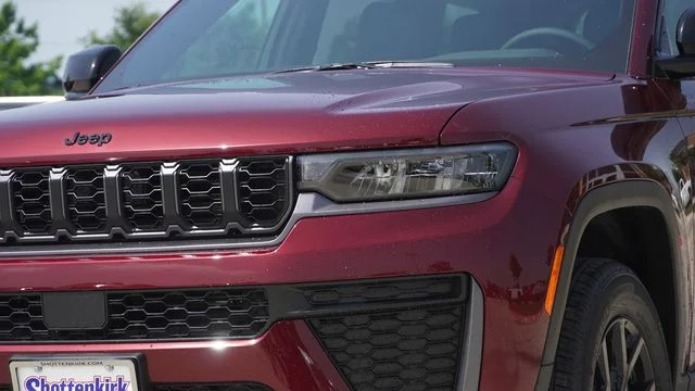 New 2026 Velvet Red Pearl-Coat Exterior Paint Jeep Altitude image 4