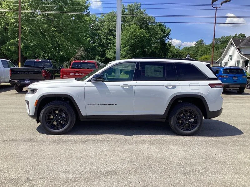 New 2026 Bright White Clear-Coat Exterior Paint Jeep Altitude image 4