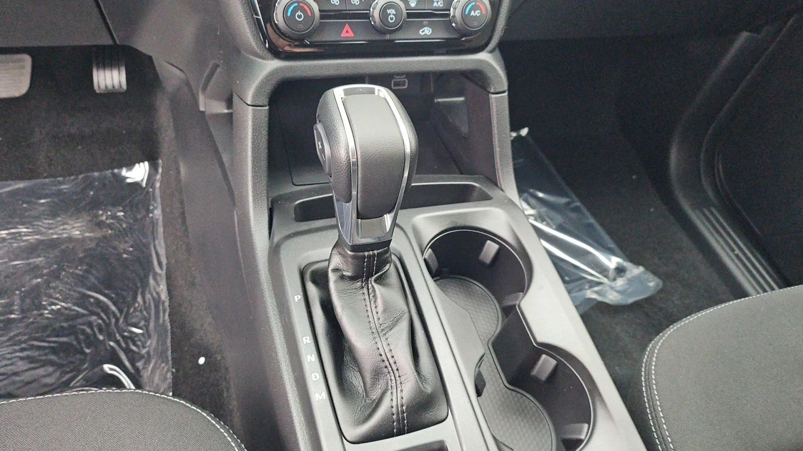 New 2025 Oxford White Ford XLT 4x4 image 14