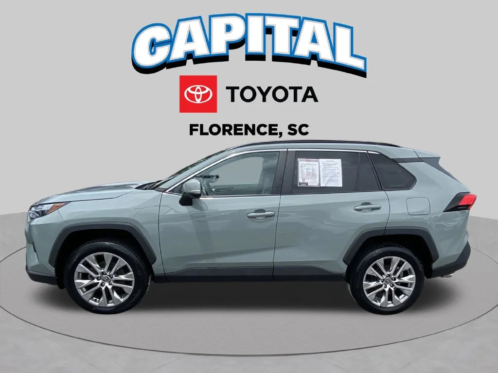 Used 2022  Toyota XLE Premium image 3