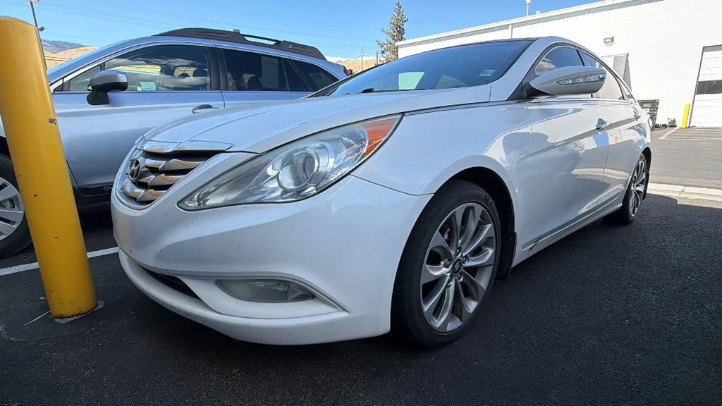 Used 2013 Shimmering White Hyundai Limited image 4