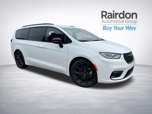 2025 Chrysler Pacifica Limited's photo