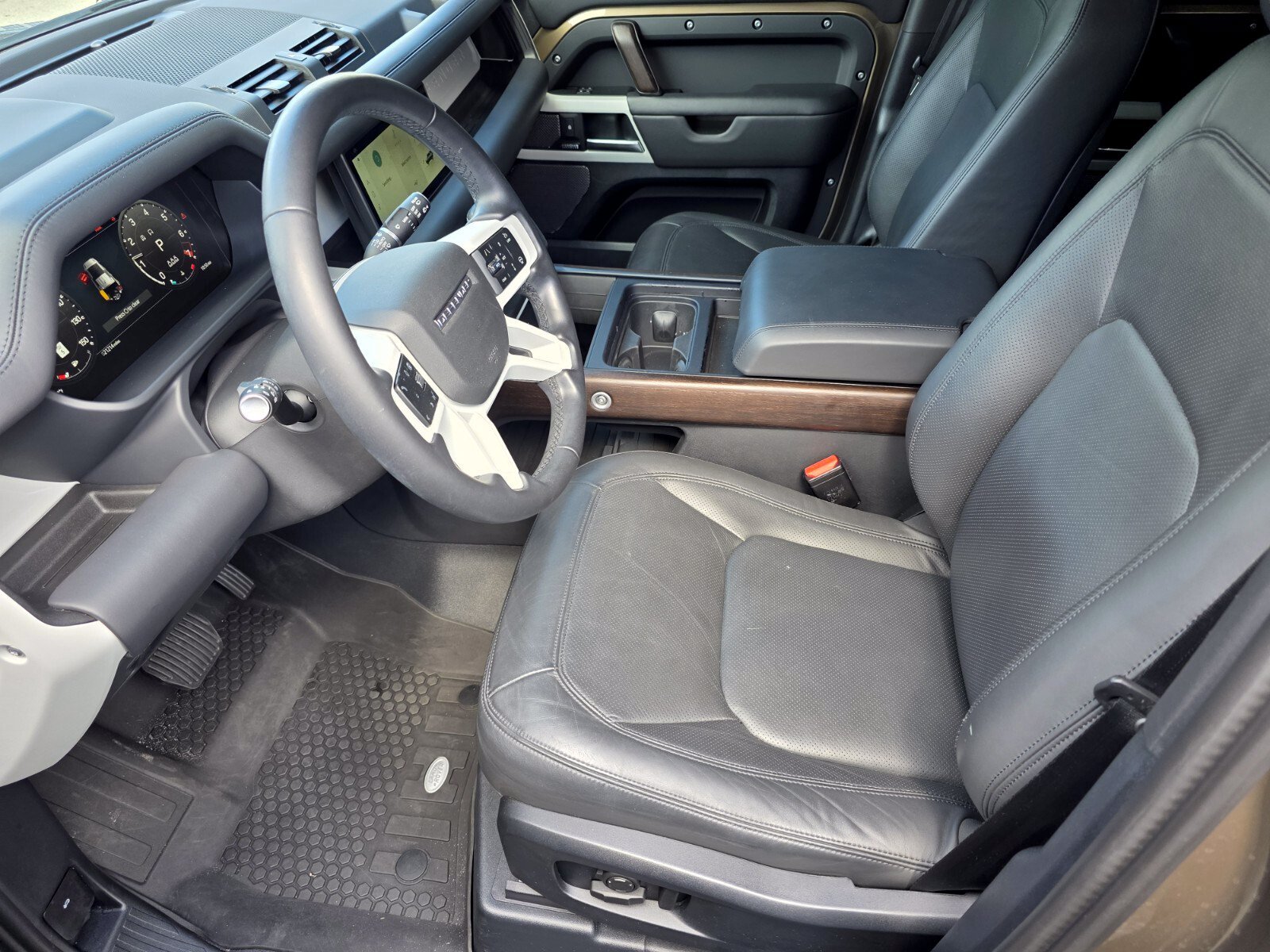 Certified Used 2024 Gondwana Stone Metallic Land Rover SE image 10