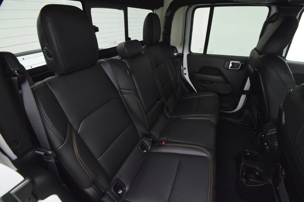 New 2026 Bright White Clear-Coat Exterior Paint Jeep Sahara image 19