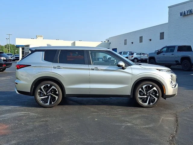 Used 2022  Mitsubishi  image 7