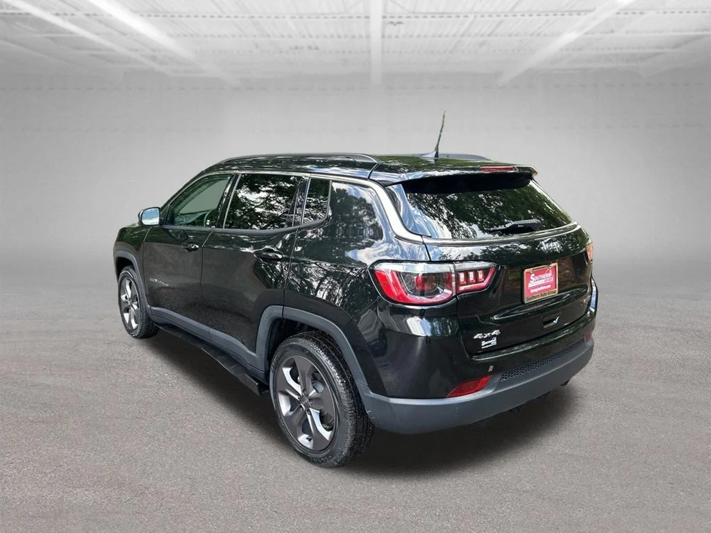 Used 2022 Black Jeep Latitude Lux image 3