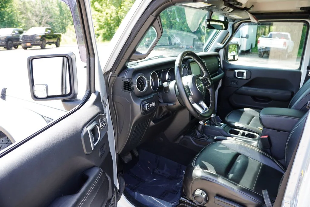 Used 2022 Silver Zynith Clearcoat Jeep Overland image 15