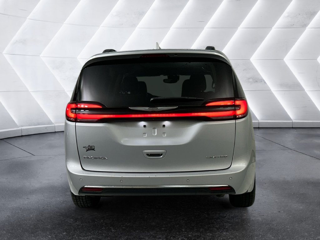 Used 2022 Silver Chrysler Limited image 5