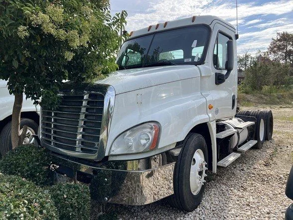 Used 2015  Freightliner Day-Cab image 1