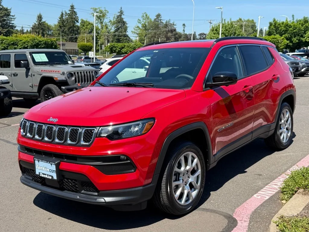 Used 2023 Redline Pearlcoat Jeep Latitude Lux image 4