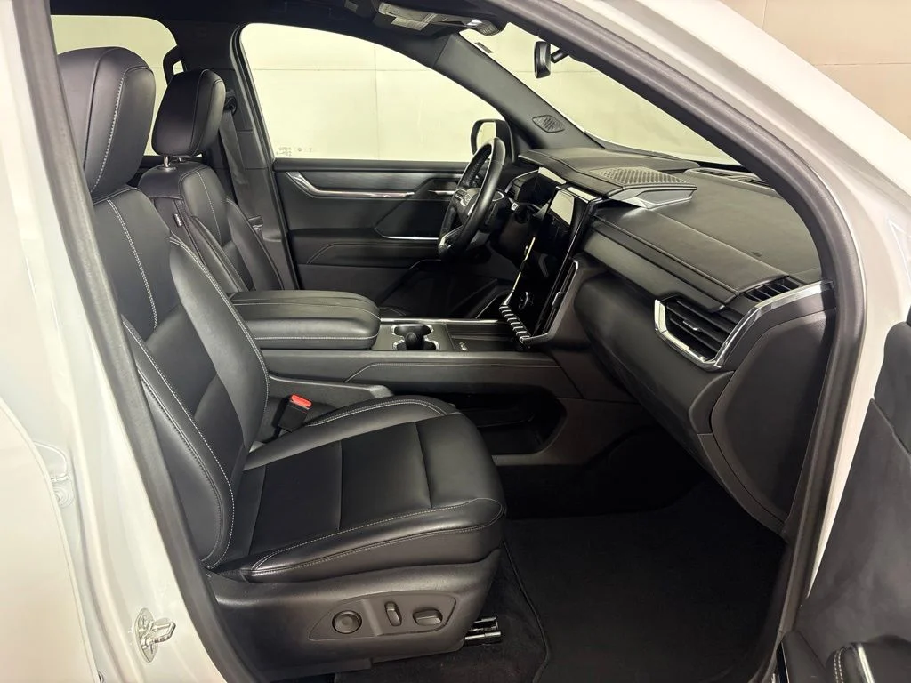 Used 2024 White GMC Elevation image 16