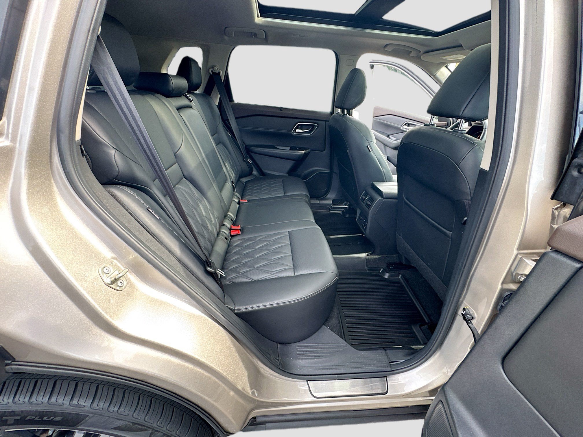 Used 2021 Champagne Silver Metallic Nissan Platinum image 28