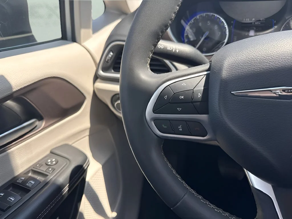 Used 2023 Silver Chrysler LX image 49