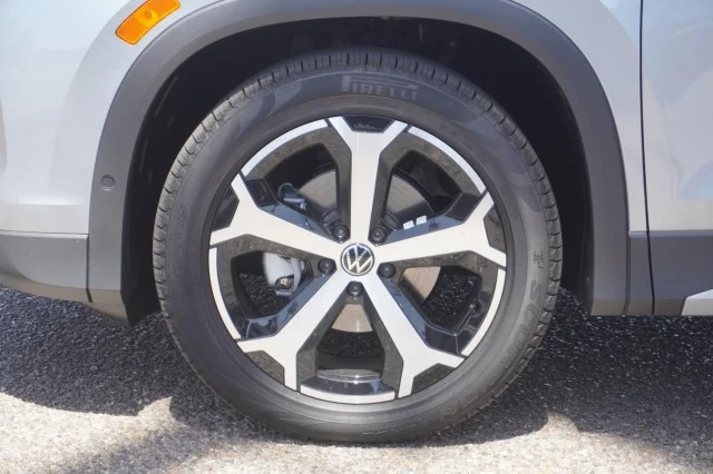 New 2026 Pyrite Silver Metallic Volkswagen SE image 14
