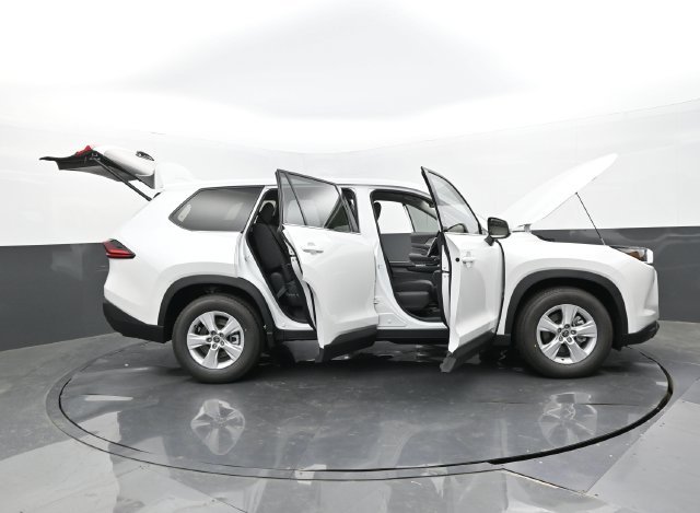 Used 2025 Wind Chill Pearl Toyota LE image 32