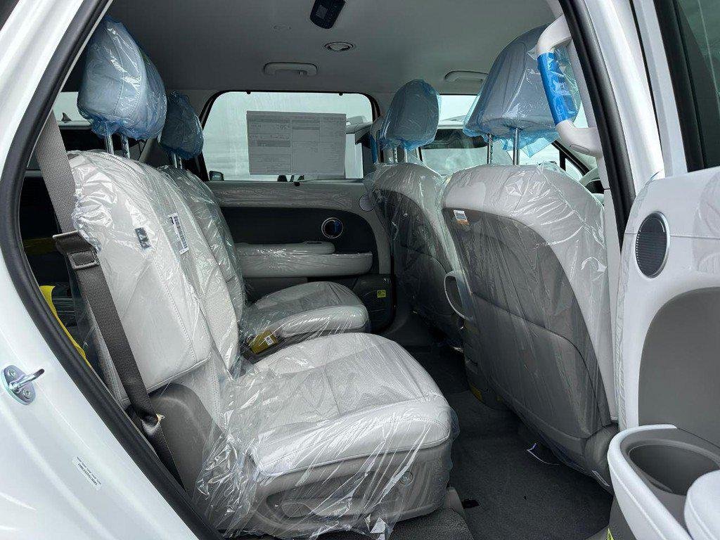 New 2027 White Hyundai SEL AWD image 6