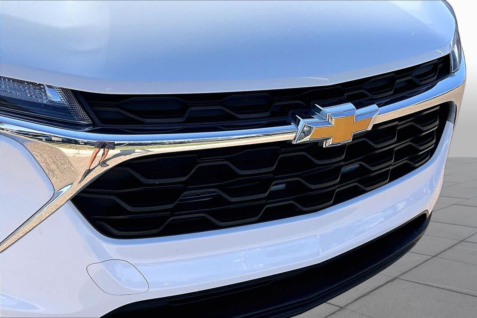 Used 2025 Summit White Chevrolet LS image 35