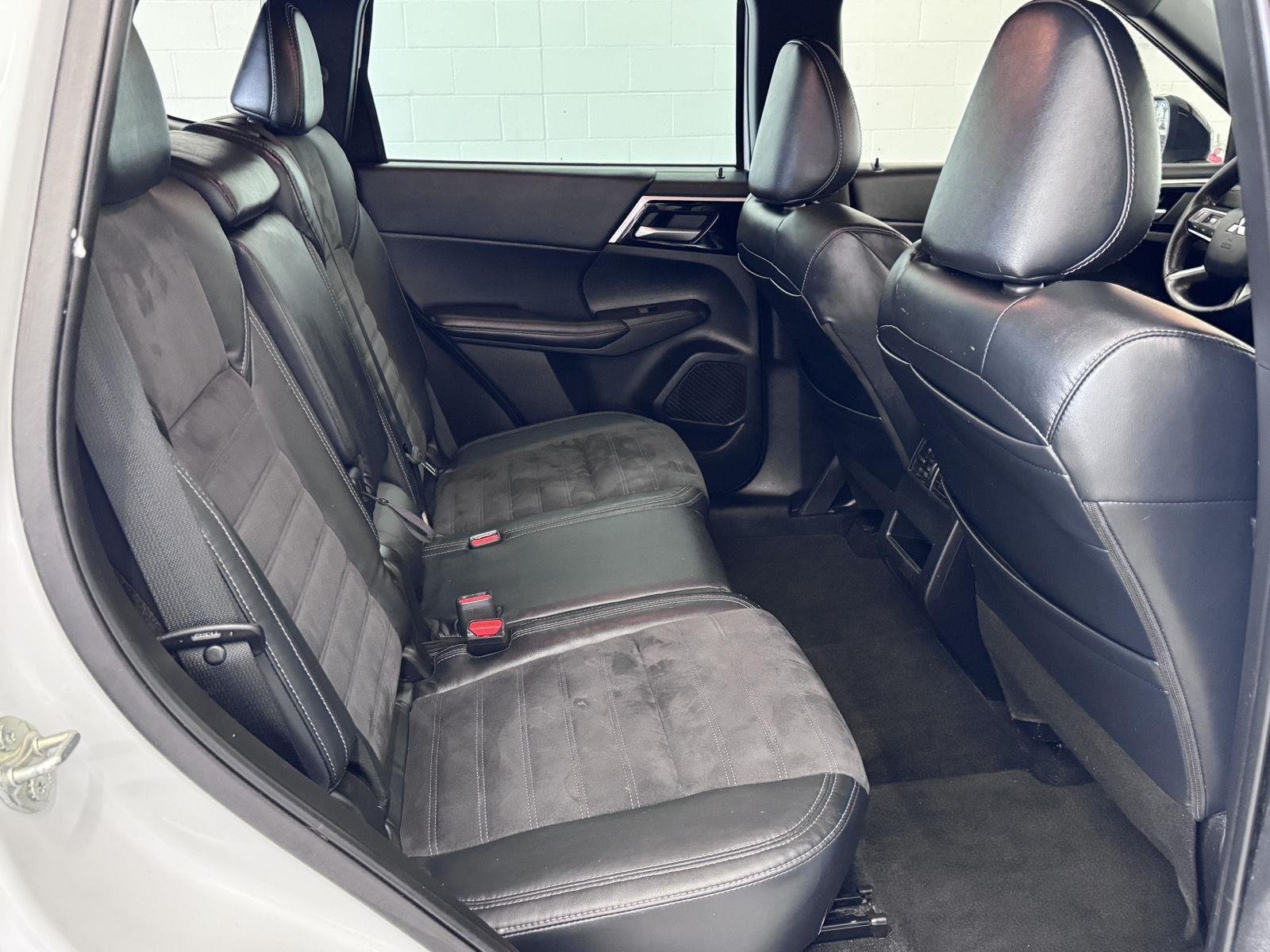 Used 2023 White Diamond Mitsubishi SE Black Edition image 5