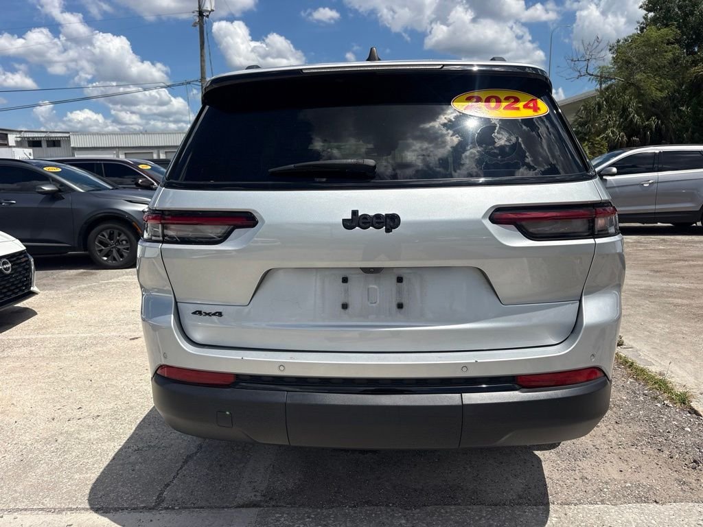 Used 2024 Silver Jeep Altitude image 4