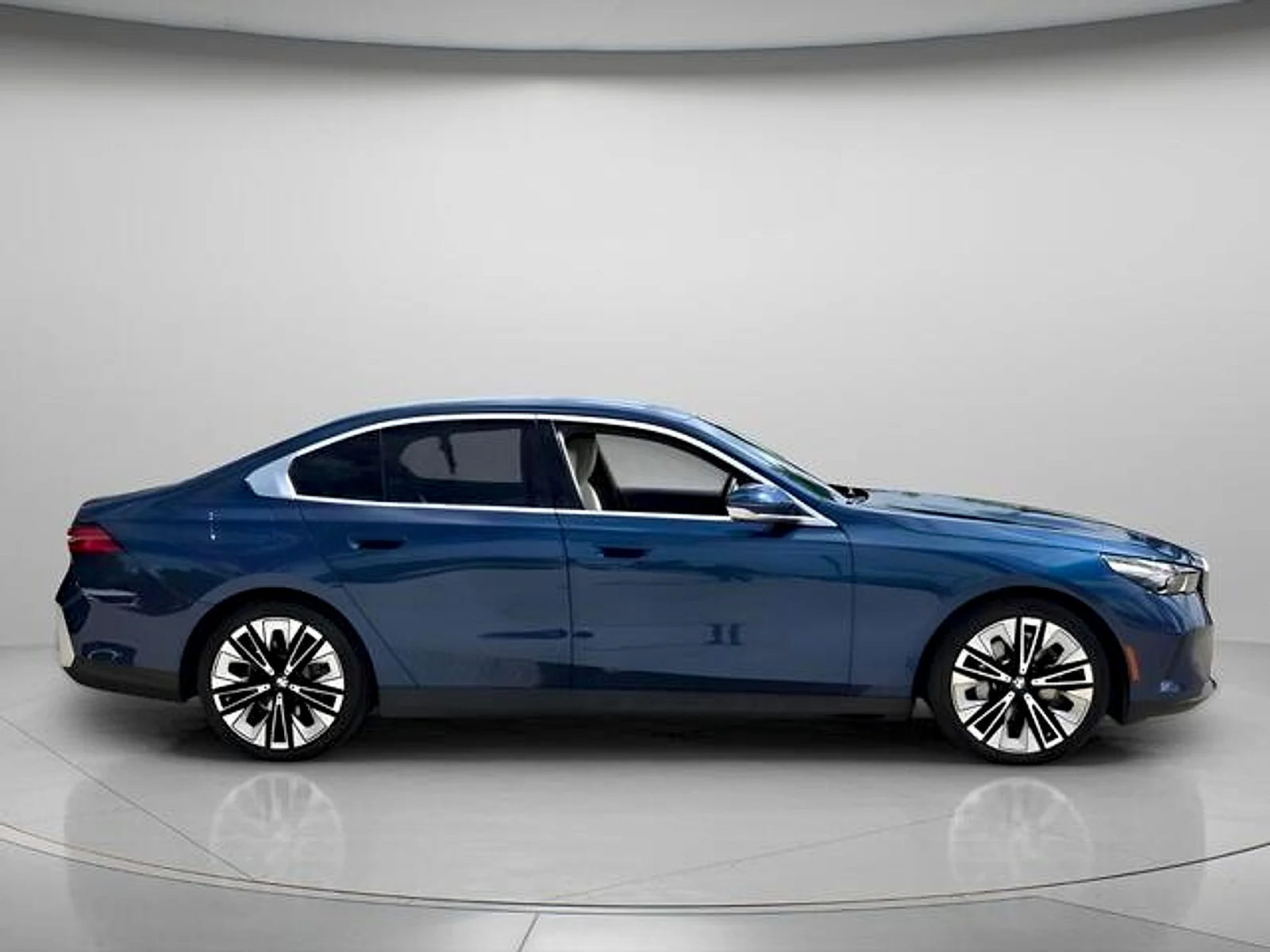 Used 2024  BMW  image 4