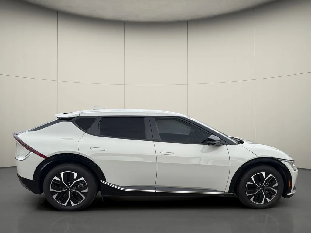 Used 2023 White Kia Wind image 8
