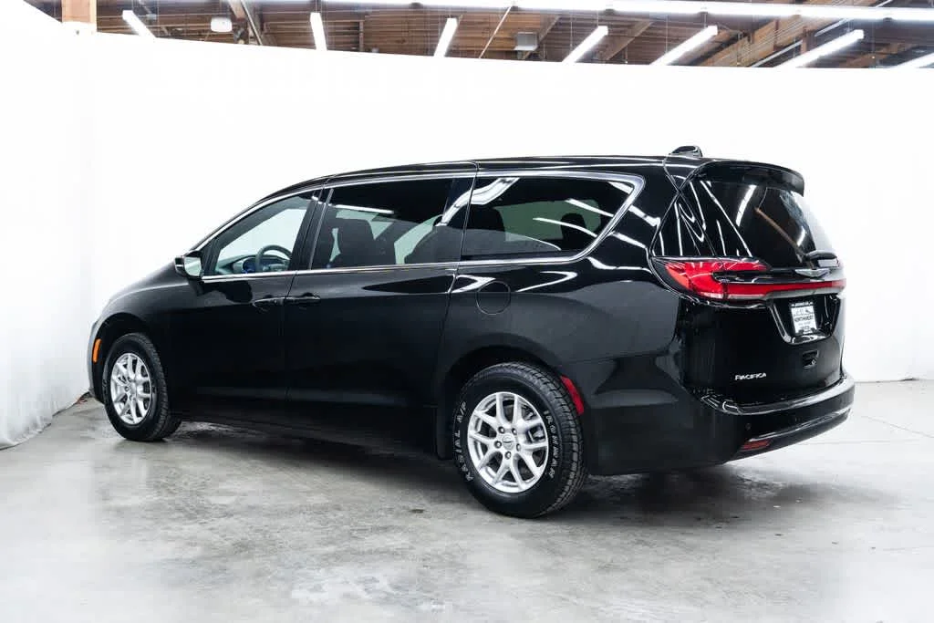 Used 2025 Diamond Black Crystal Pearlcoat Chrysler Select image 4