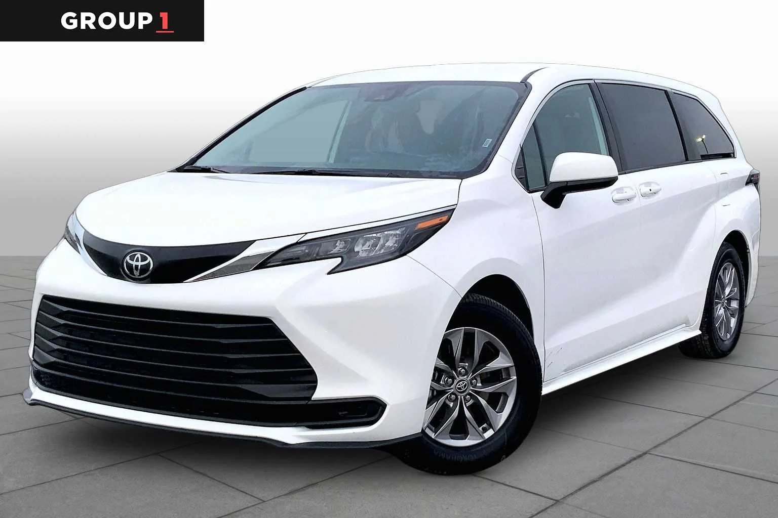 2026 Toyota Sienna LE 8-Passenger Hybrid FWD's photo