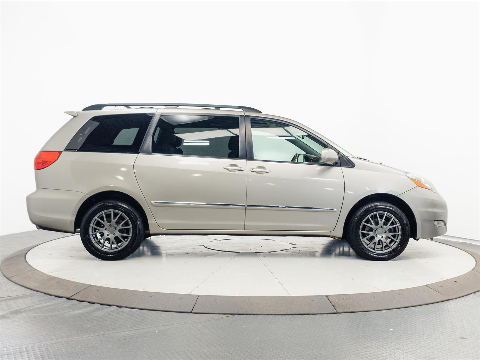 Used 2006 Silver Toyota XLE Limited image 14