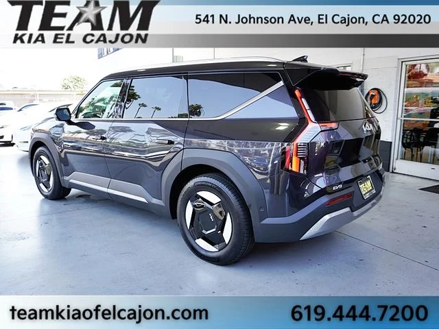 New 2026 Gray Kia Wind image 8