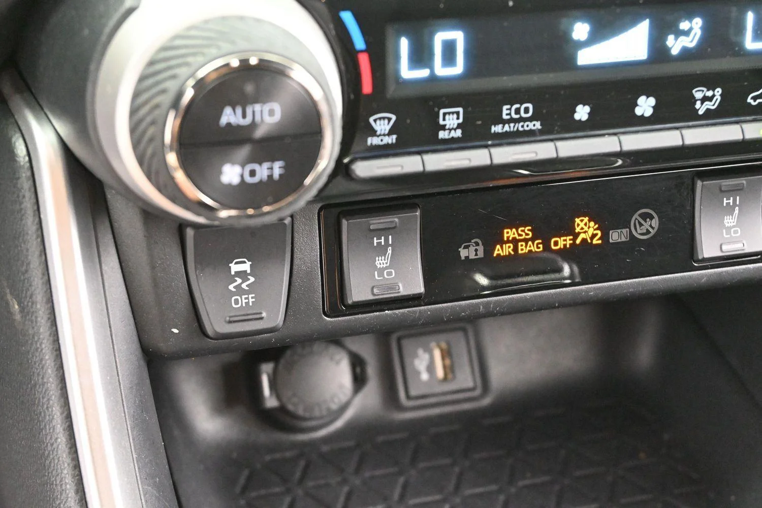Used 2024 Ice Cap Toyota SE image 24