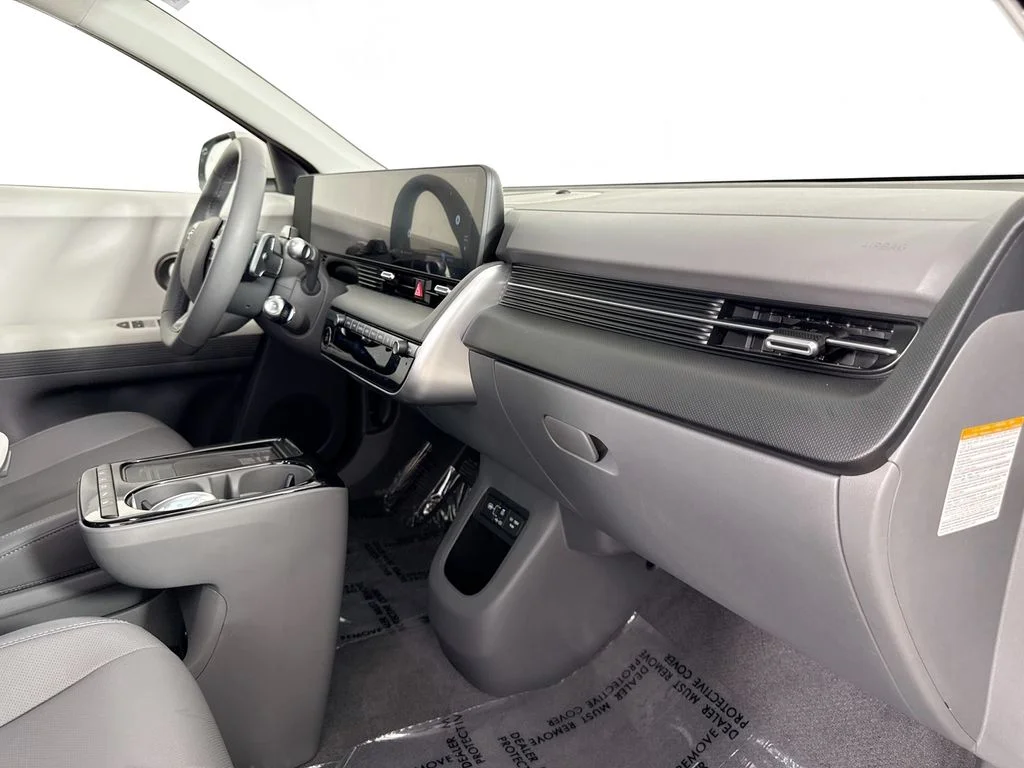 Used 2025 White Hyundai SEL image 27