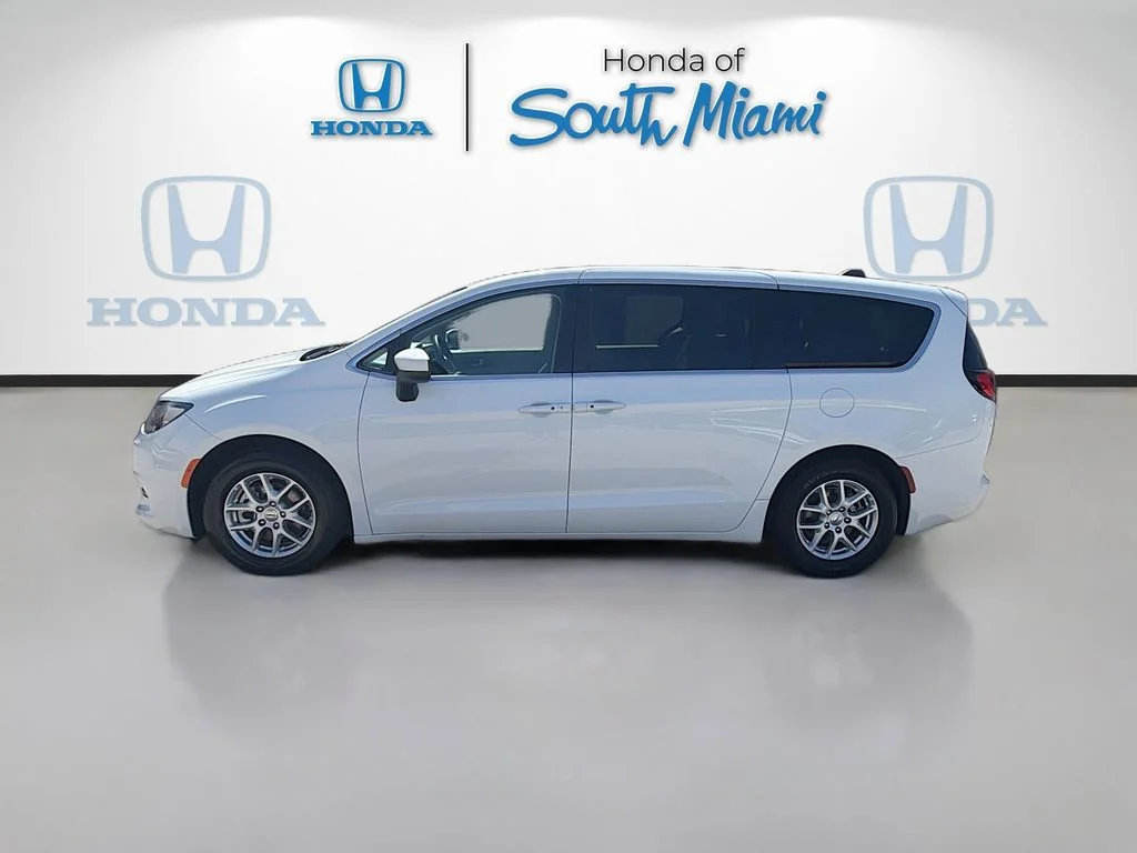 Used 2023 White Chrysler LX image 4