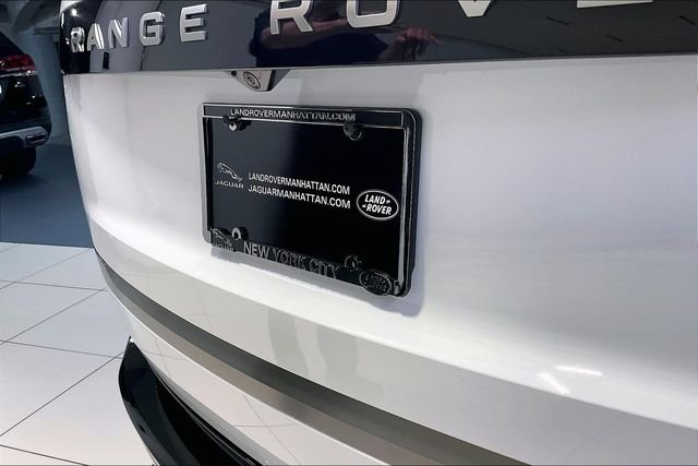 Used 2023 White Land Rover SE image 27